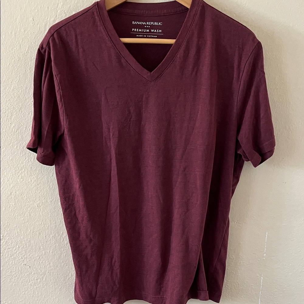 Banana Republic Men's Deep Red V-Neck Tee